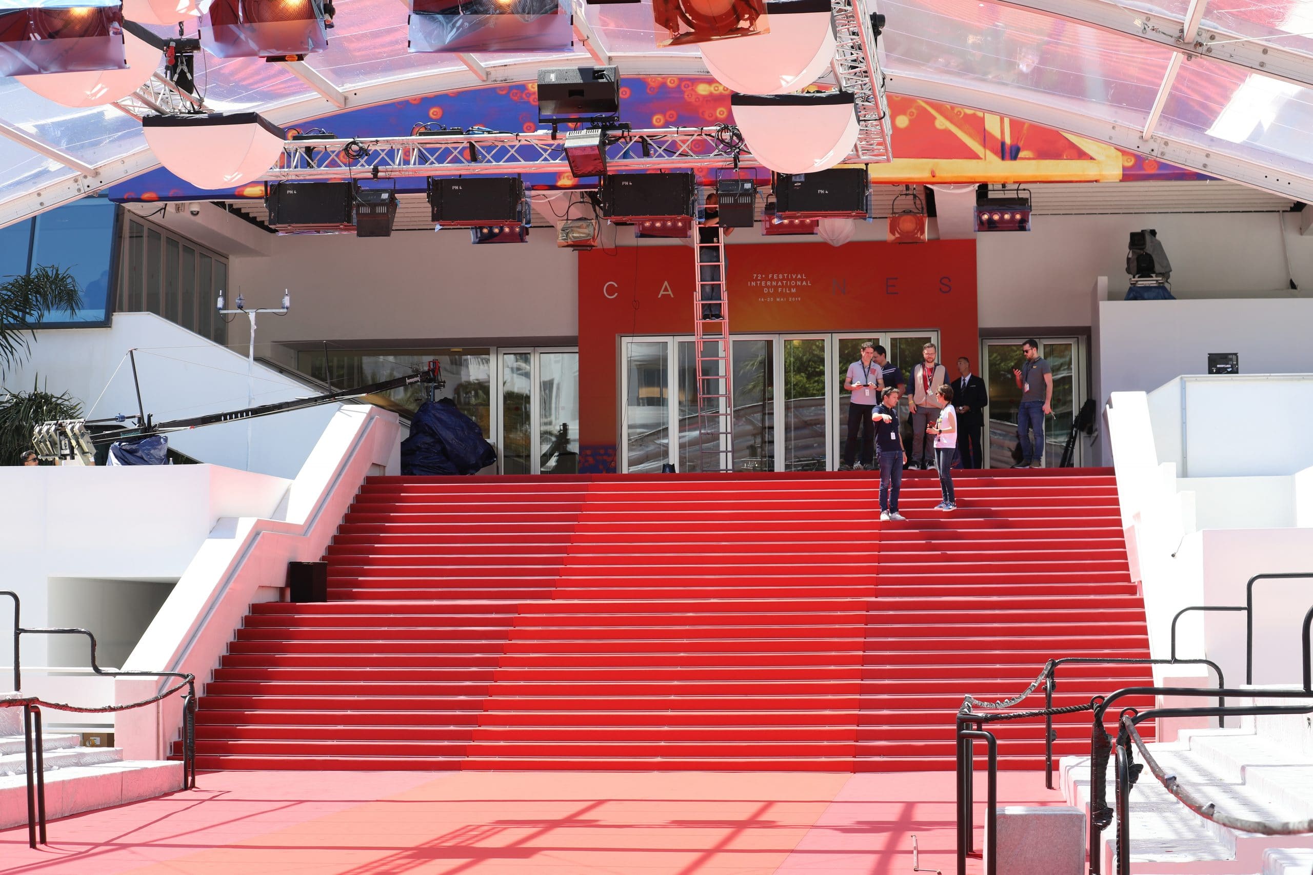 Cannes, Francia - 14 de mayo de 2019: Escalera de la alfombra roja en el Palais Des Festivals Et Des Congres antes de la ceremonia de apertura del Festival de Cine de Cannes 2019 en Cannes, Francia, Riviera Francesa, Europa.