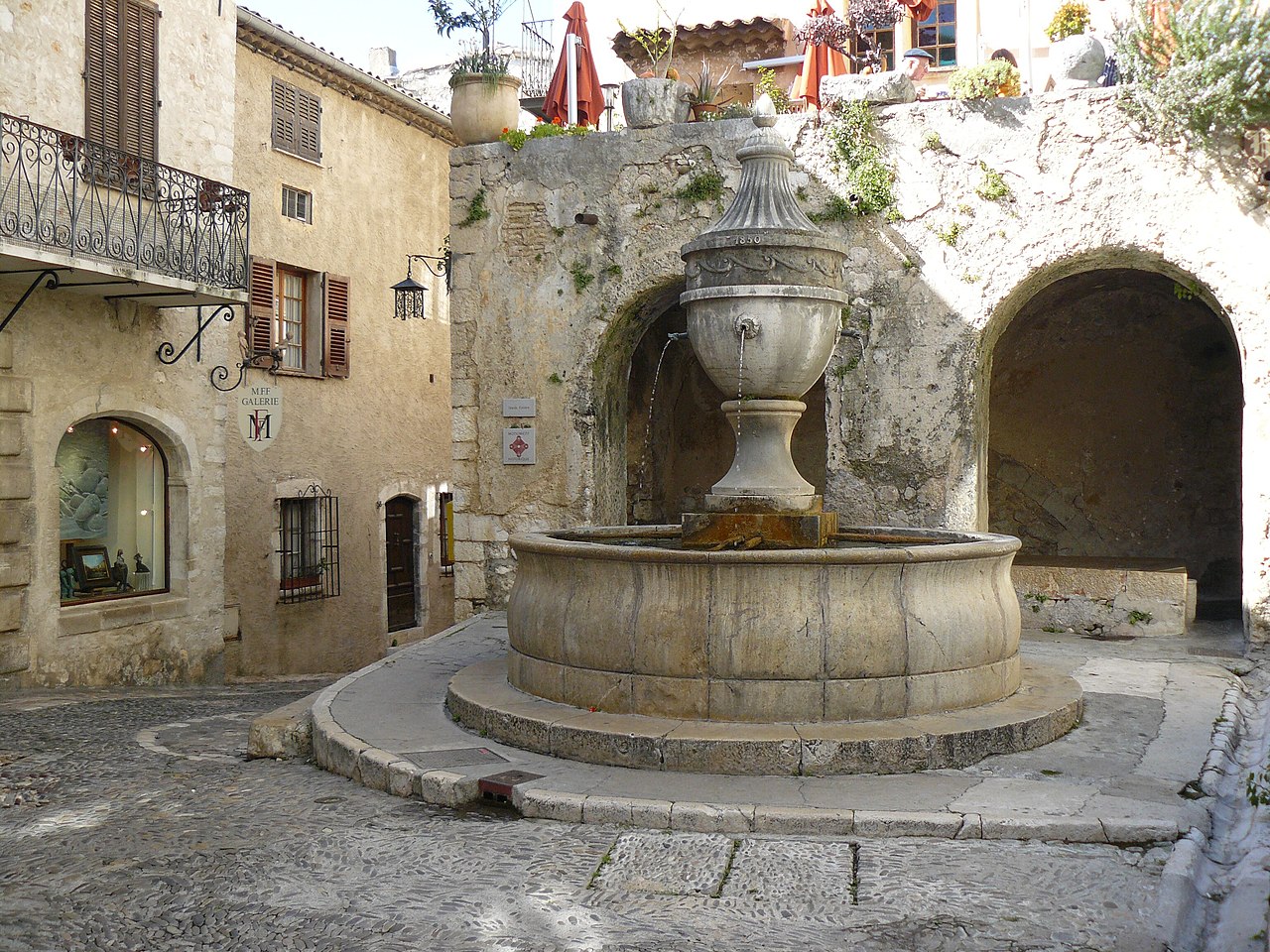Saint_Paul_de_Vence_sa_fontaine_-_Jean-Charles_GUILLO