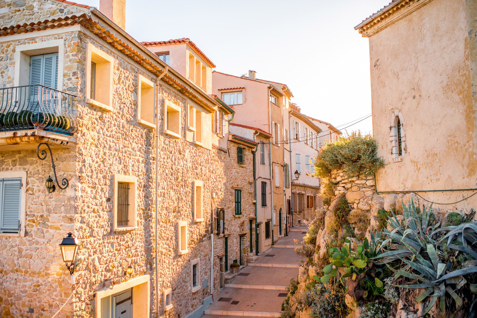 Vue pittoresque d'Antibes et son port